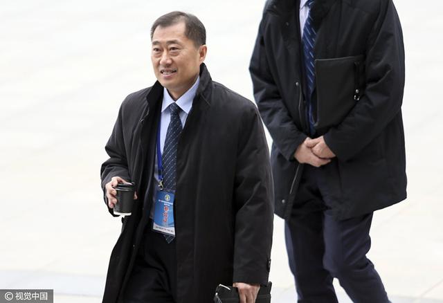 此次饰演只能口吐真言的欺诈师左南，虽有一身欺诈绝活，奈何总是紧要关头掉链子，囧态百出
